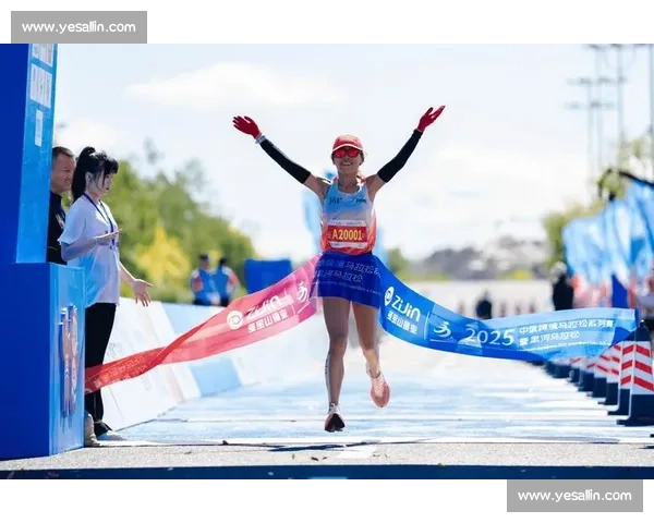 2025 中俄跨境马拉松开跑:一桥连两国 奔跑赴友约 2025 中俄跨境马拉松开跑:一桥连两国 奔跑赴友约